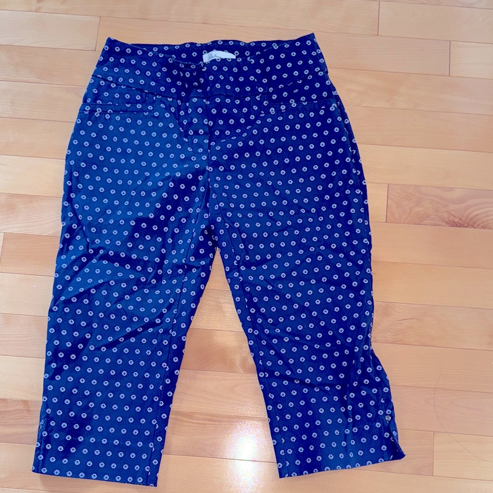 Reitmans Navy Shell Print capri pants. Stretchy and in decent condition.